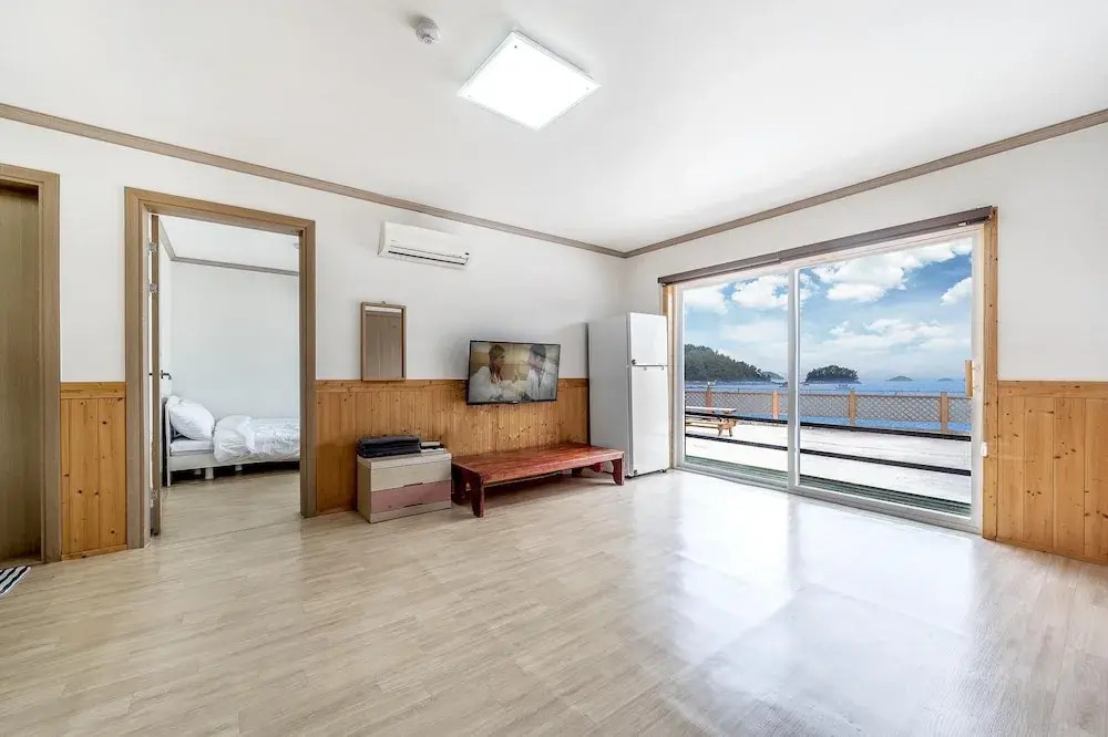 Yeosu Dangdangi Dog Family Pension Gold