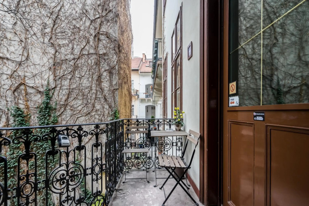 BpR Pyvo Street Home with balcony