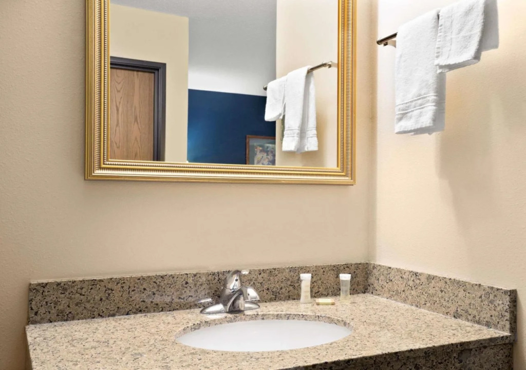 River Hill Inn & Suites