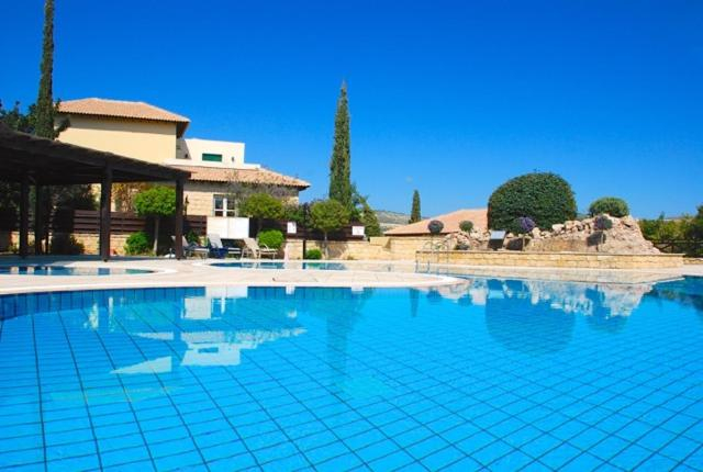 Villa Nefeli - charming townhouse in the heart of Aphrodite Hills Resort