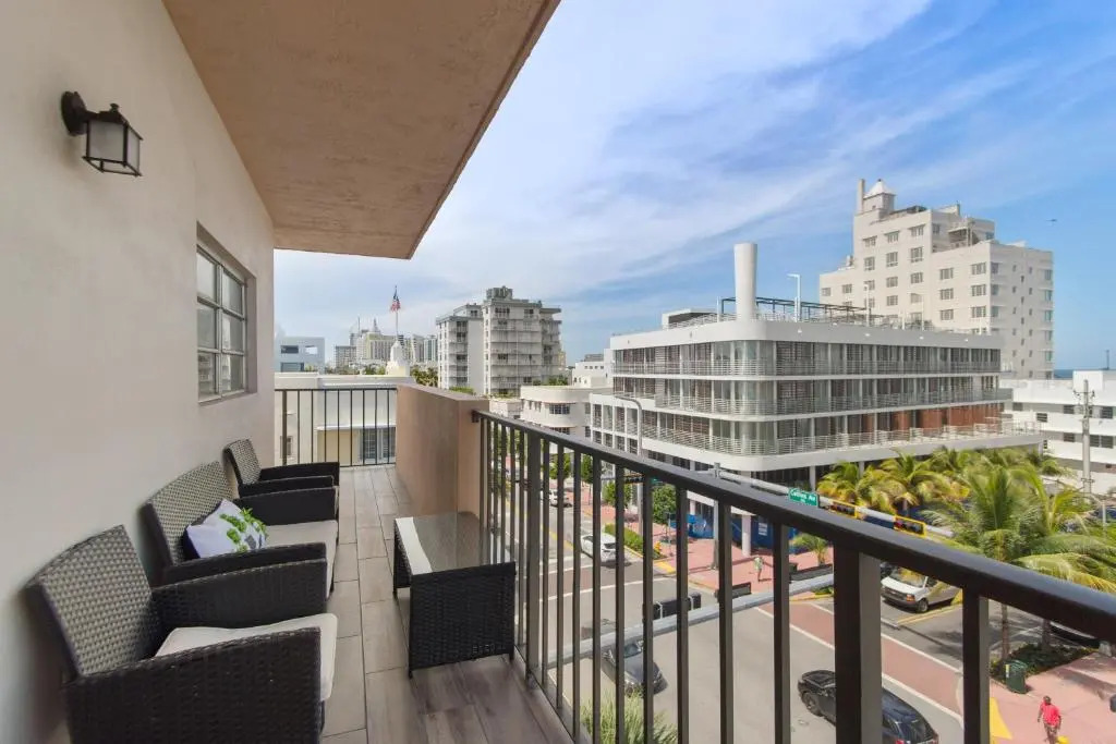 2 Bedroom 2 Bath With Patio On 11th Collins ave