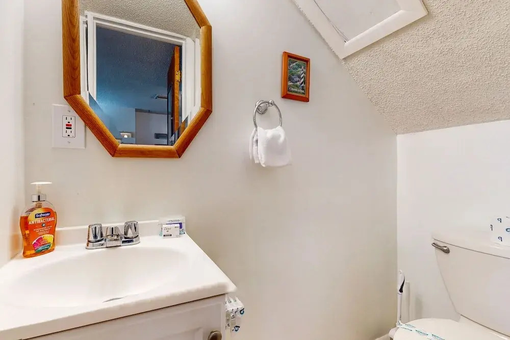 Spacious Seaside Cottage w/ Sunroom 1-minute Walk to Vilano Beach