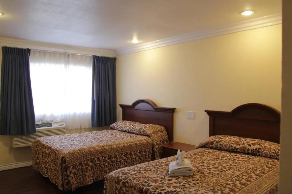 Inland Inn & Suites