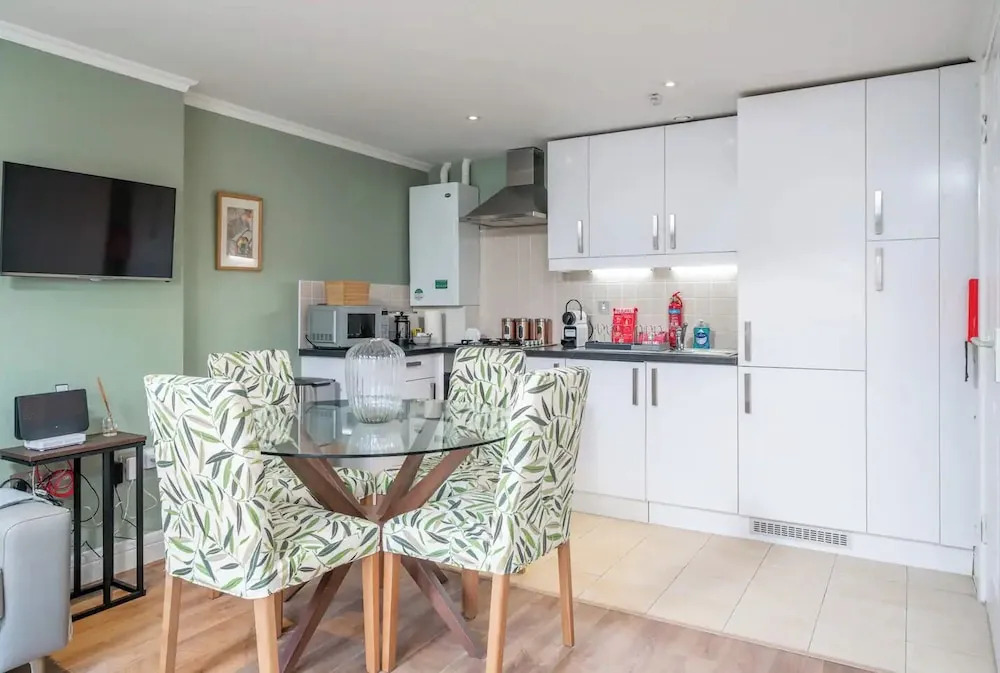 Designer 1 Bed Flat Barons Court Sleeps 4, Balcony