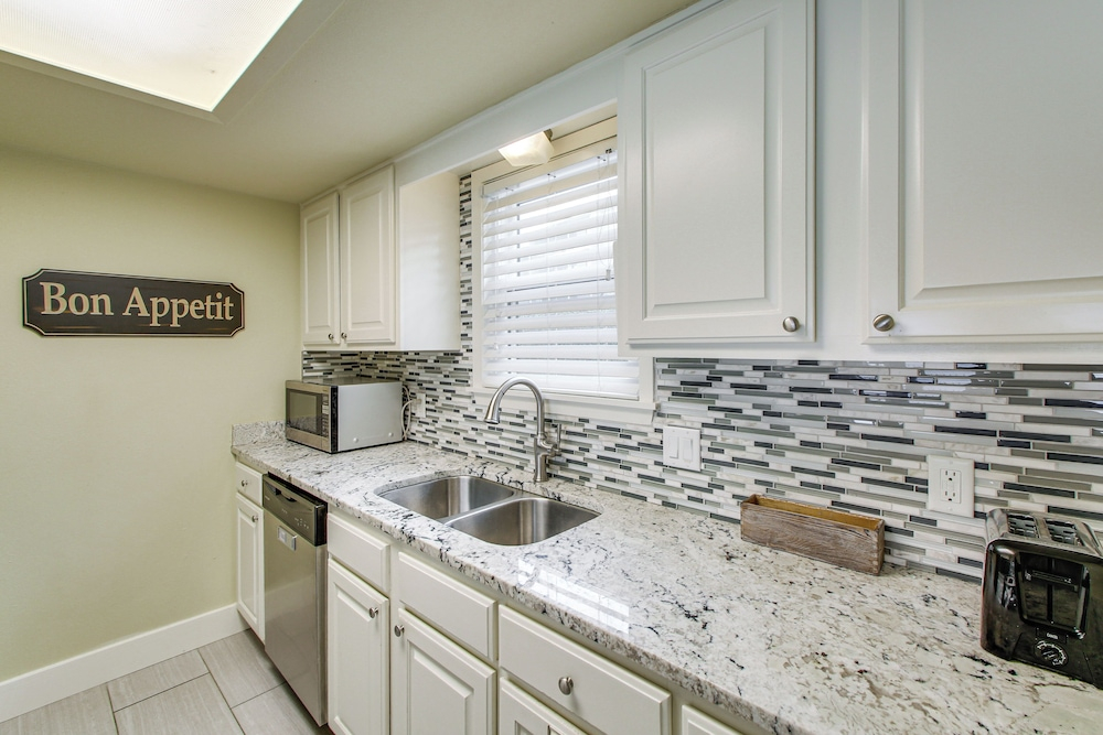 Boat & Explore! Easy-access Lake Hamilton Condo
