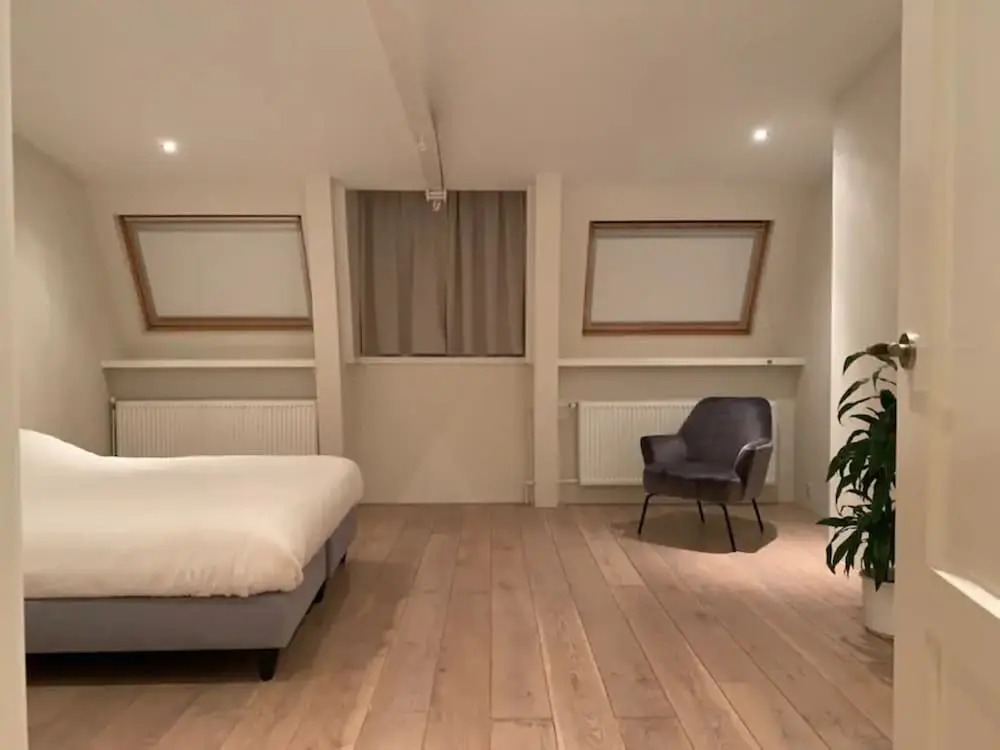 Bright Waterview Apartment