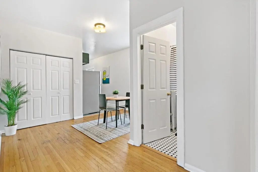 King Bed, Full Kitchen, Rogers Park 5mins Loyola