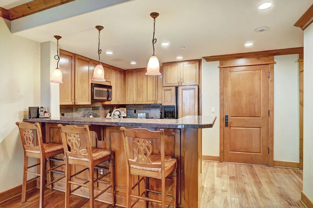 Luxurious 2 Bedroom0 Feet From The Slopes! Condo by RedAwning
