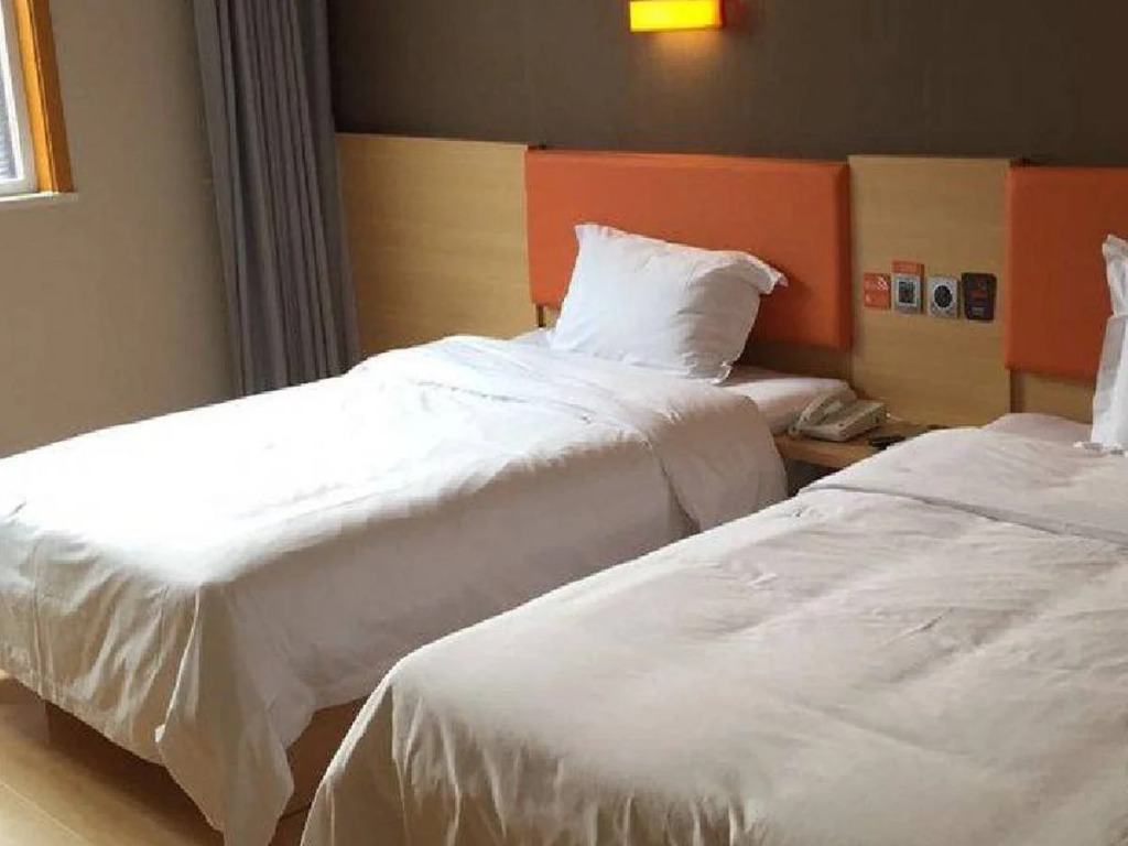 7 Days Premium Beijing Gulou Houhai Branch