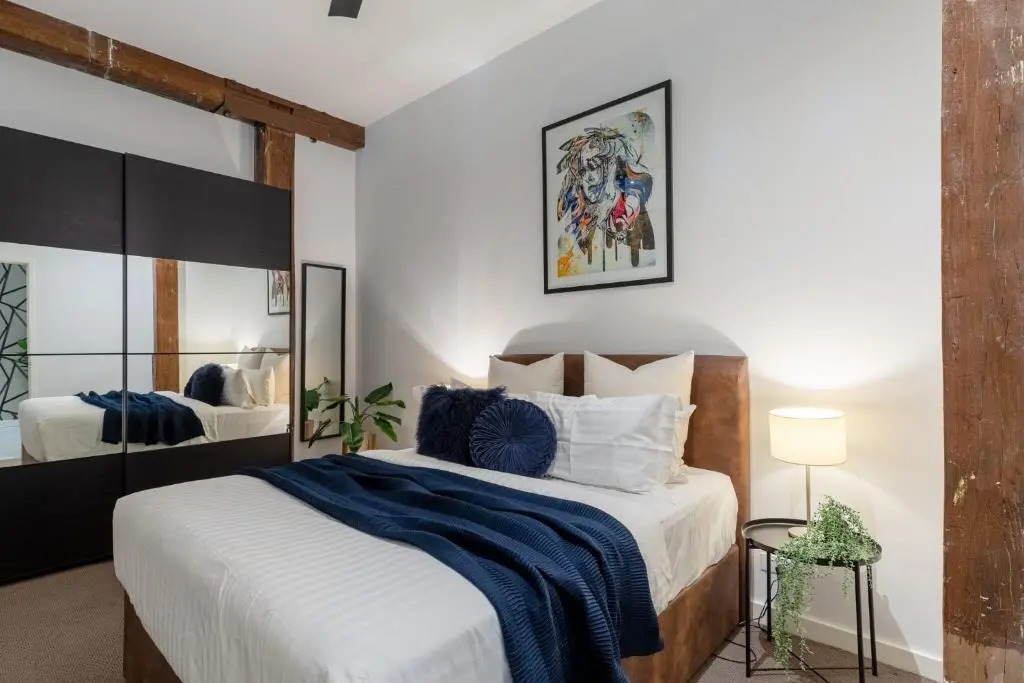 Luxury 3 brm 2 bath Woolstore apt with Courtyard