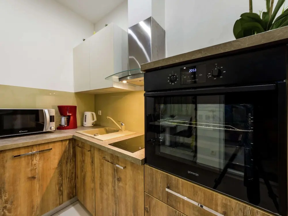 New Luxury Apartment With Nice Garden and Barbecue in a Quiet Area, Wifi