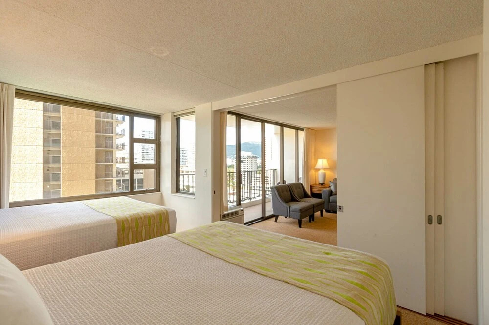 Waikiki Banyan - Ocean View Tower 1 Suite 1212