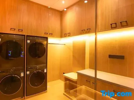 Xinyi International Hotel (Xihongmen Huiju Shopping Center Subway Station)