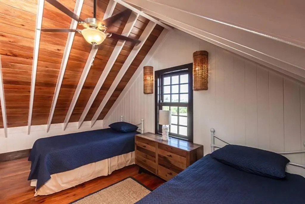 Athena's Mahogany House by the Bay 4 Bedroom/2 Bathroom
