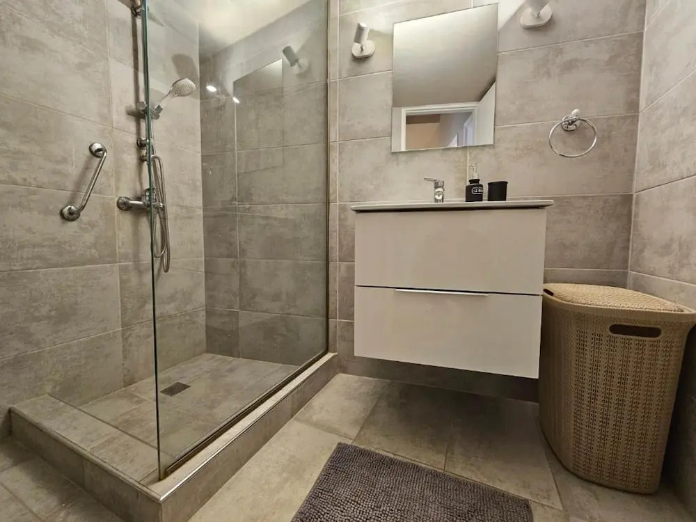 J G Luxury Apartment - Athens Town