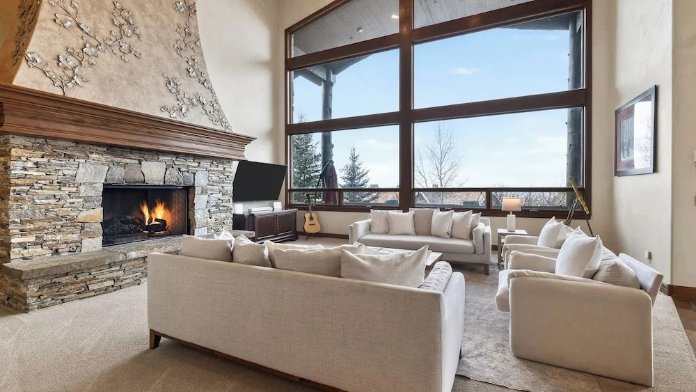 High Meadow by Avantstay Alpine Views w/ Indoor Pool, Hot Tub & Open Floor Plan