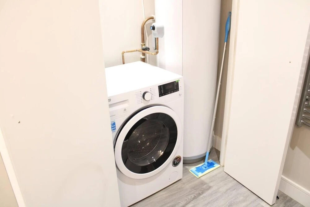 1braptmt W/king BED 4guests Embankmnt Parkg Wifi