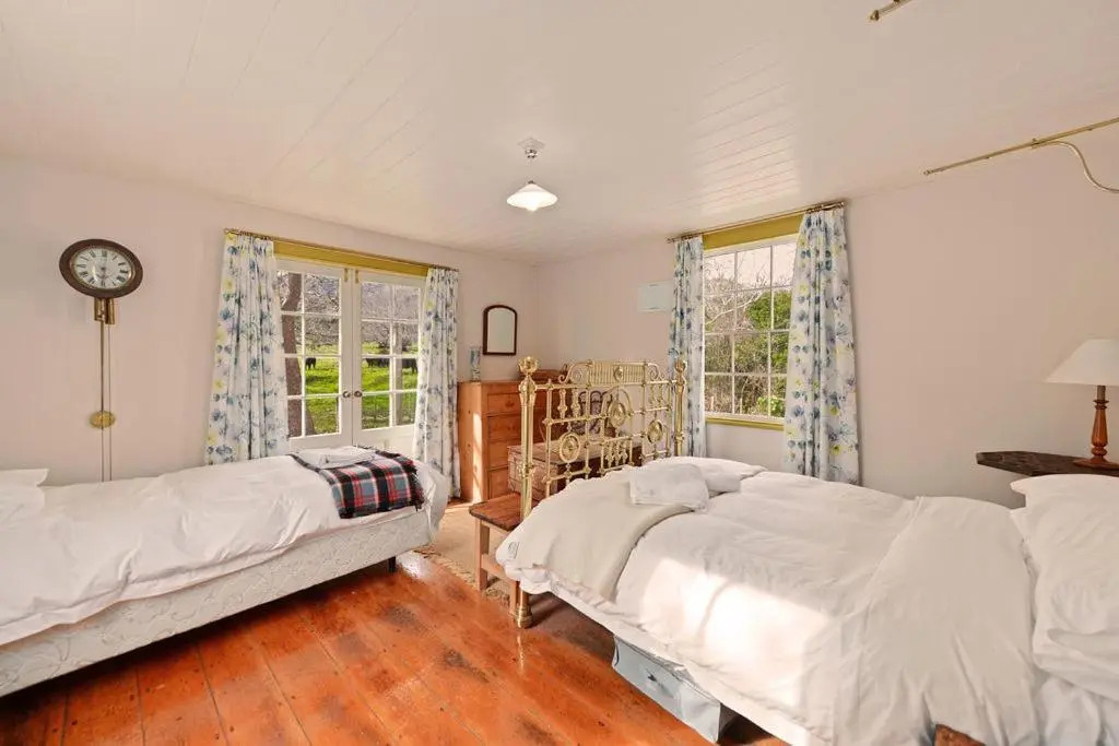 Historic Pavitt Cottage - Robinsons Bay Holiday Home