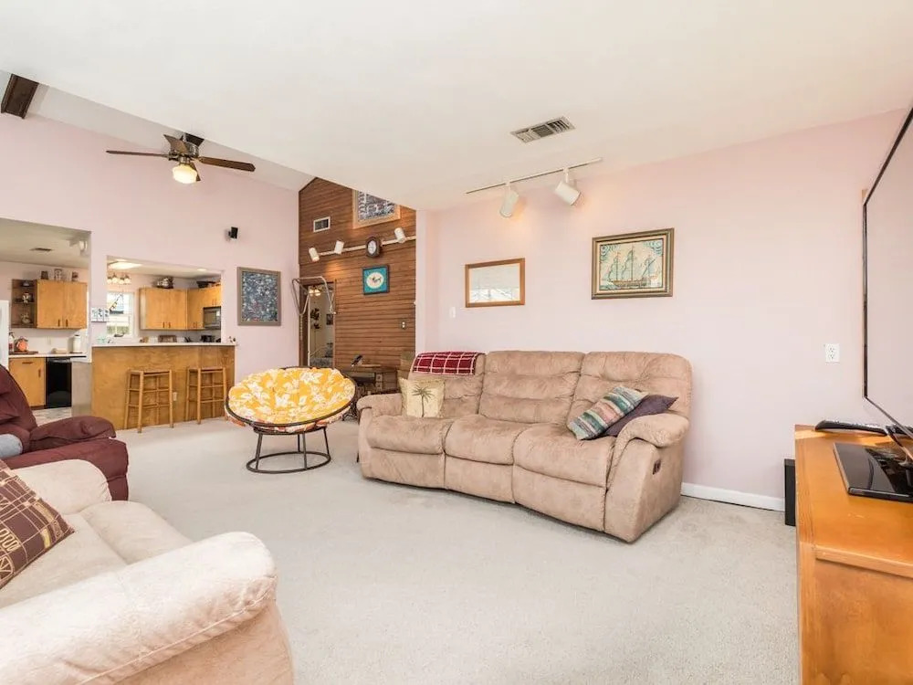 103 Galveston home - 3 Br home by RedAwning