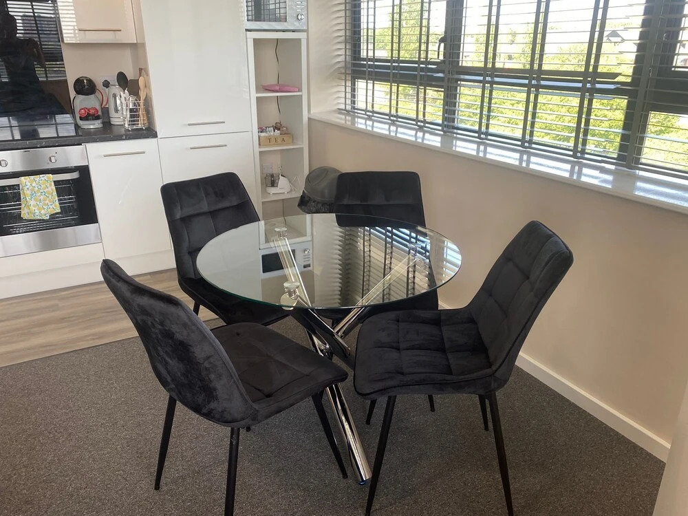 2 Bed Flat Near Old Trafford Stadium With Parking