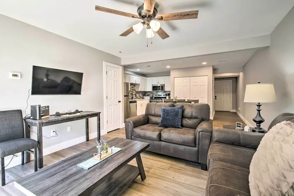 Airy Townhome: Close to Kayaking & Boating!