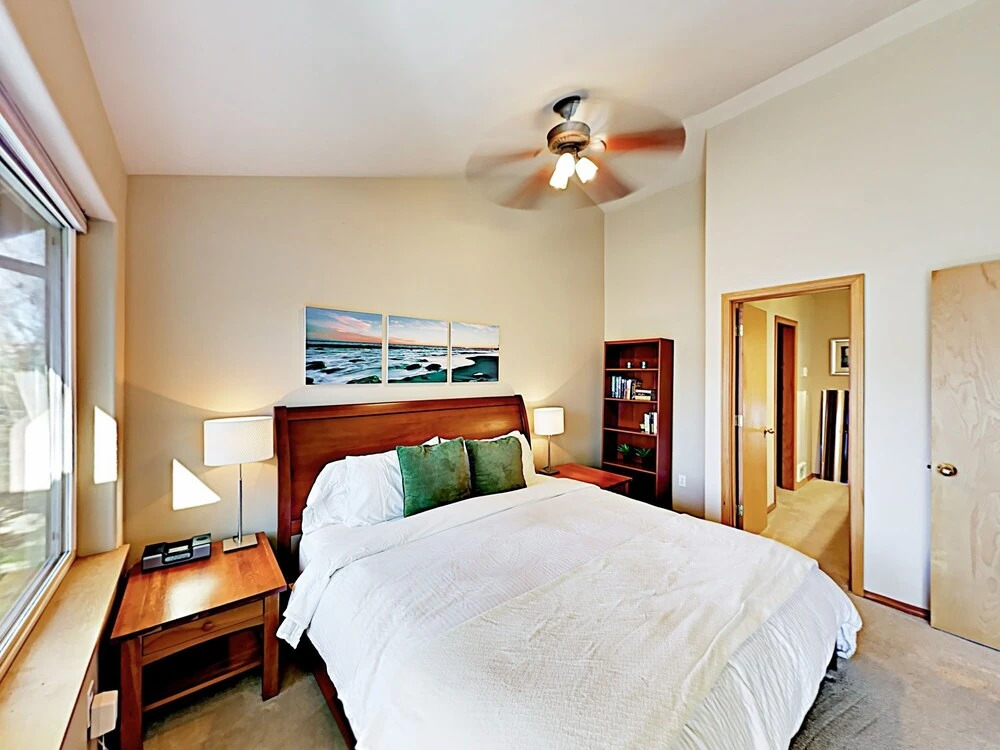 W/ Patio Short Walk To Bus Line 2 Bedroom Townhouse