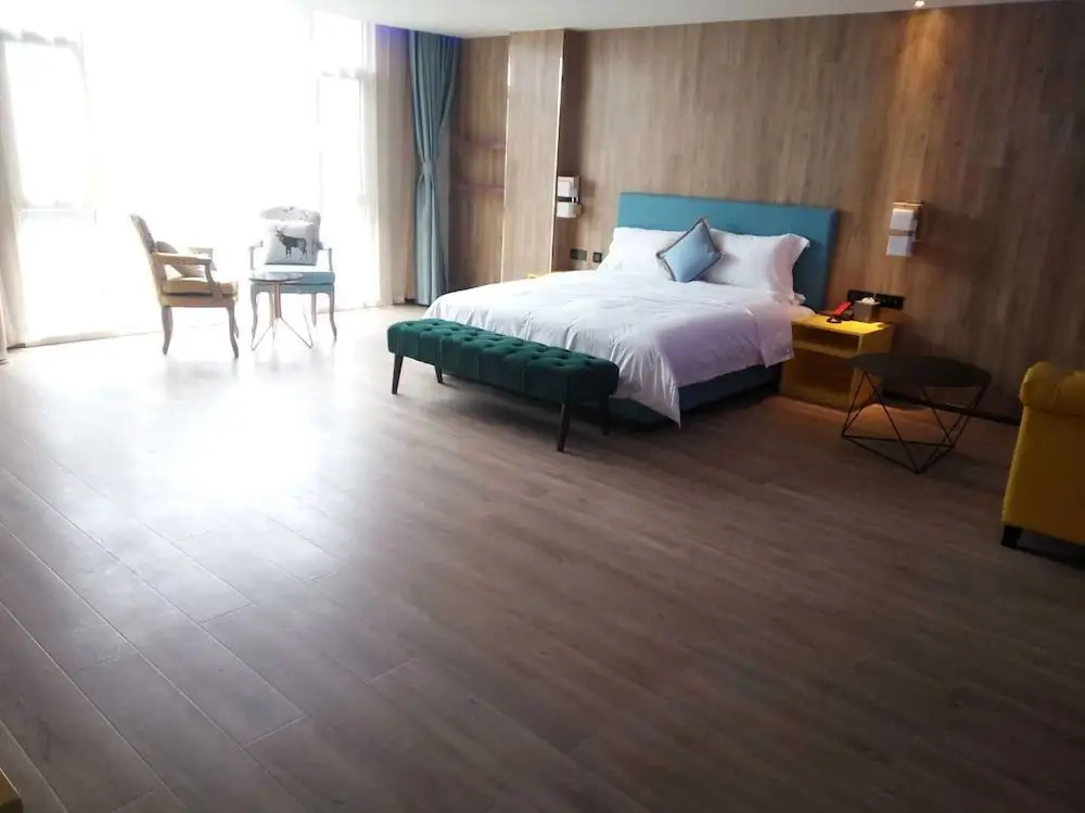 Yantai 90's Light Luxury Hotel