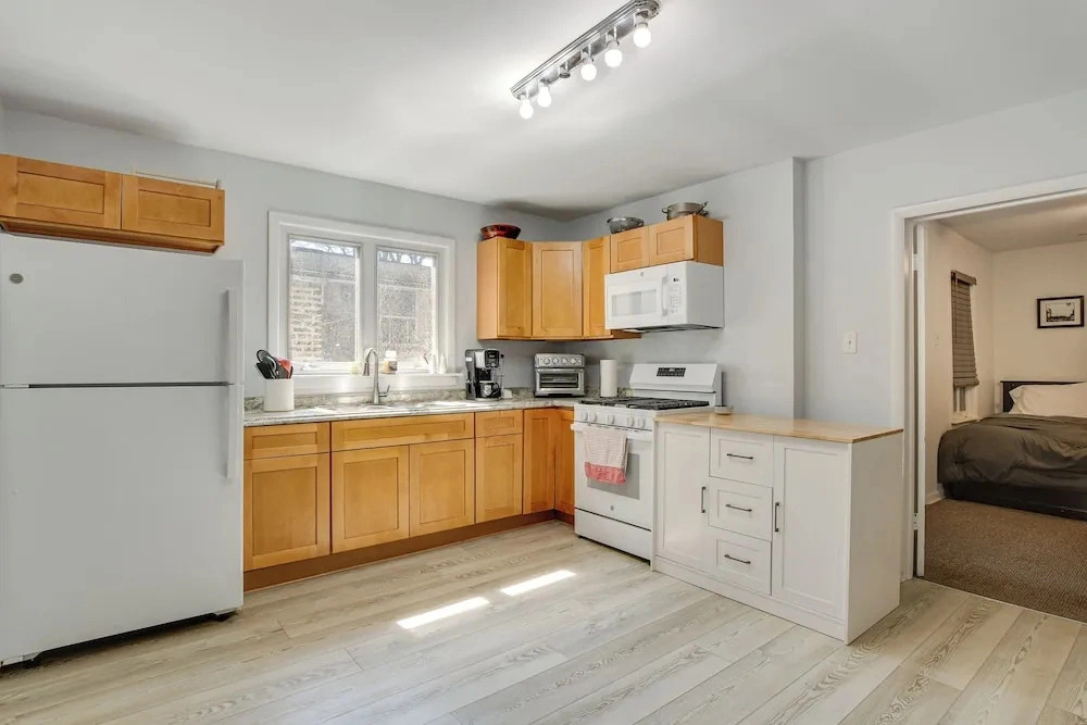 Spacious Chicago Group Home! Walk to Train & Eats