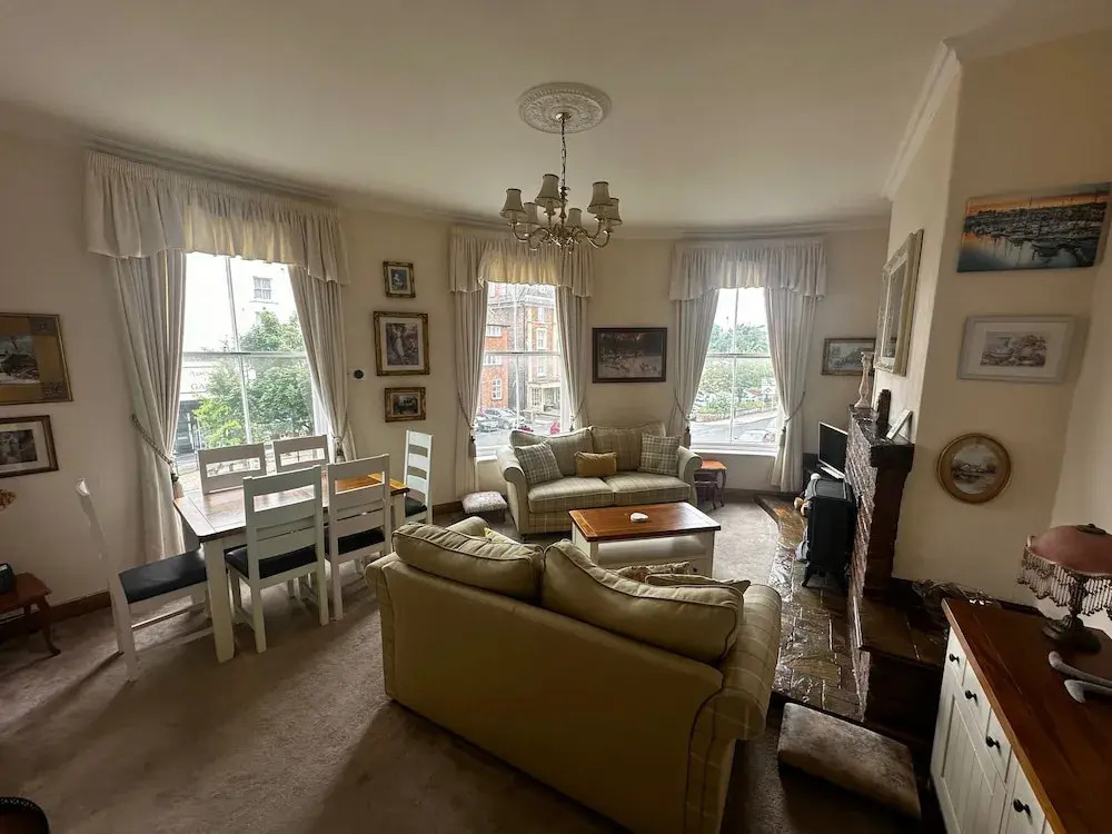 4-beds, Sleeps 8, Sea View & Pet Friendly