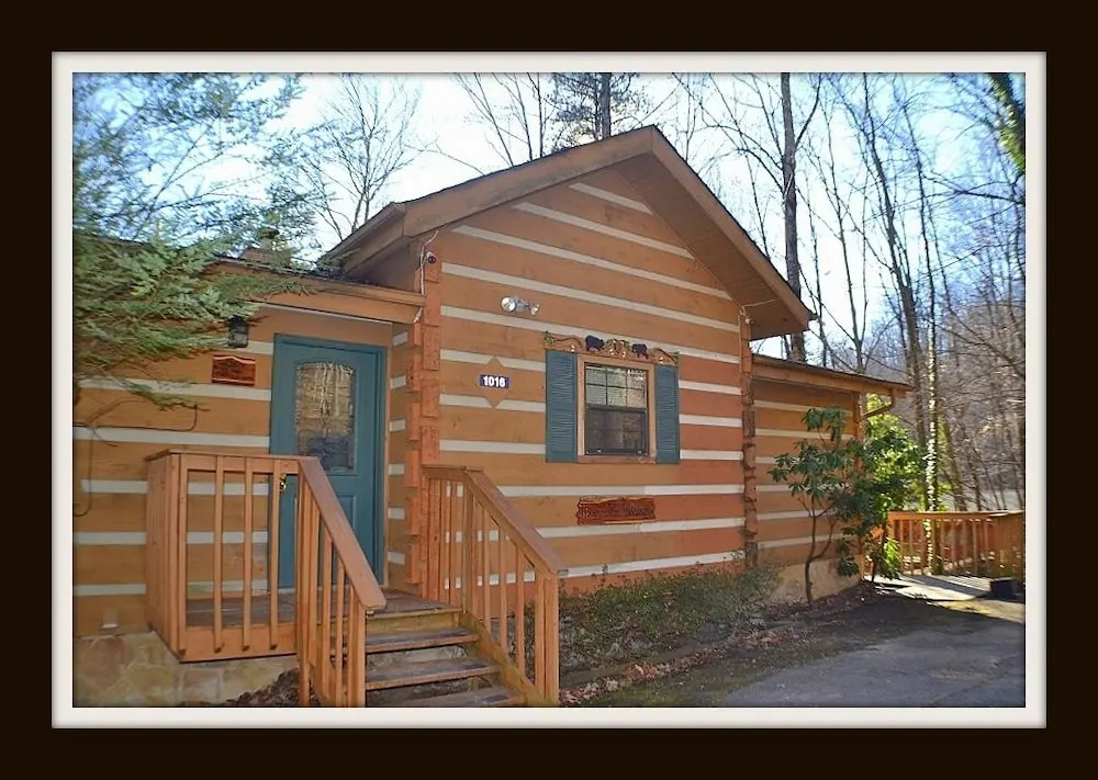 Rast Court Cabin 1016 - 4 Br cabin by RedAwning
