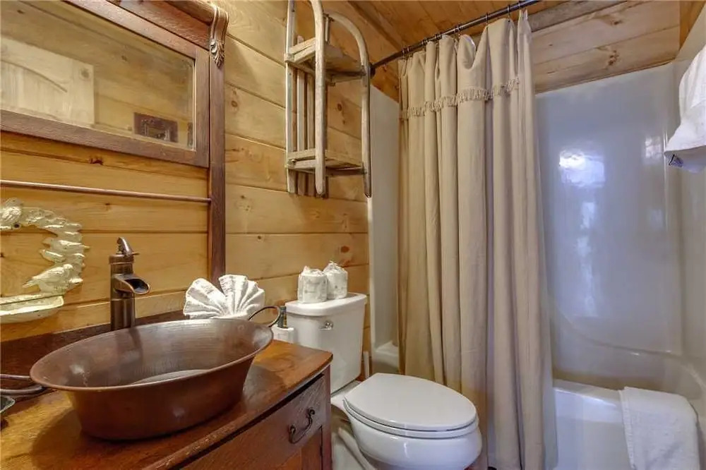 Swiss Bear Haus - Four Bedroom Cabin