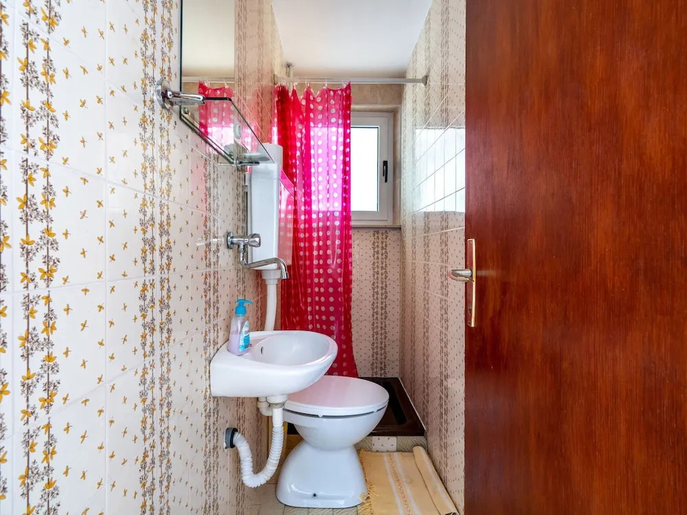 Simplistic Apartment in Okrug Gornji near Sea