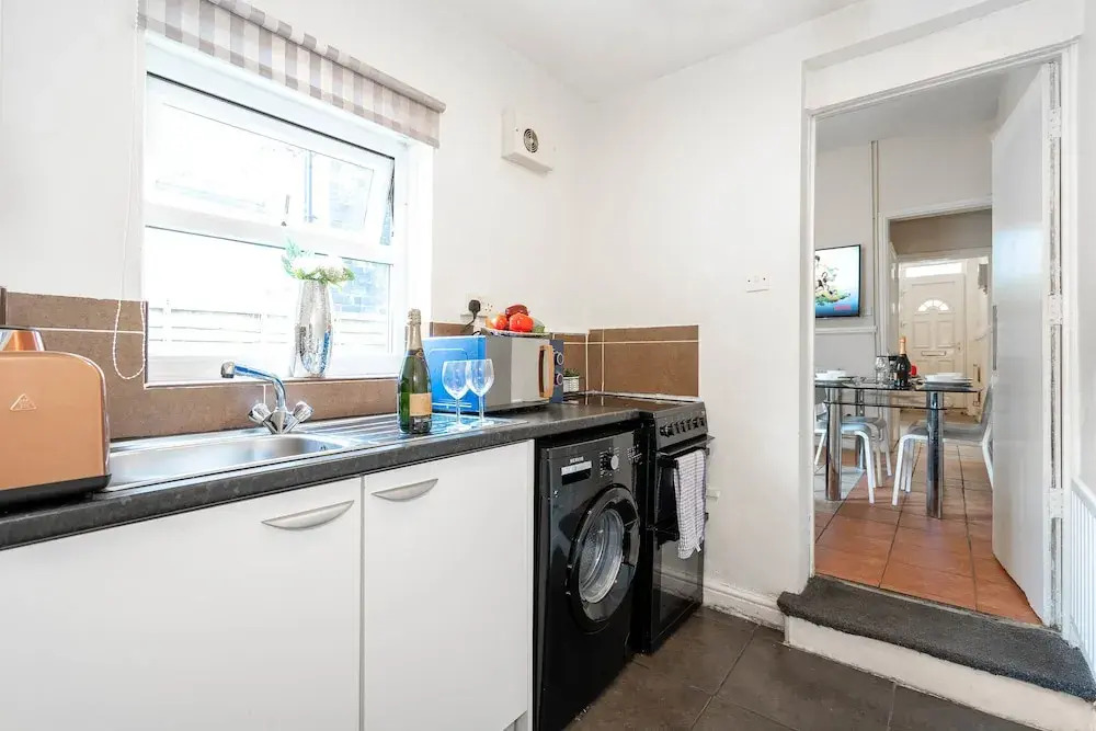 Birmingham Townhouse With Garden and Parking