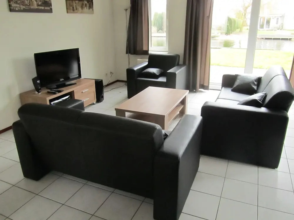 Comfy Bungalow With a Dishwasher, at the Water