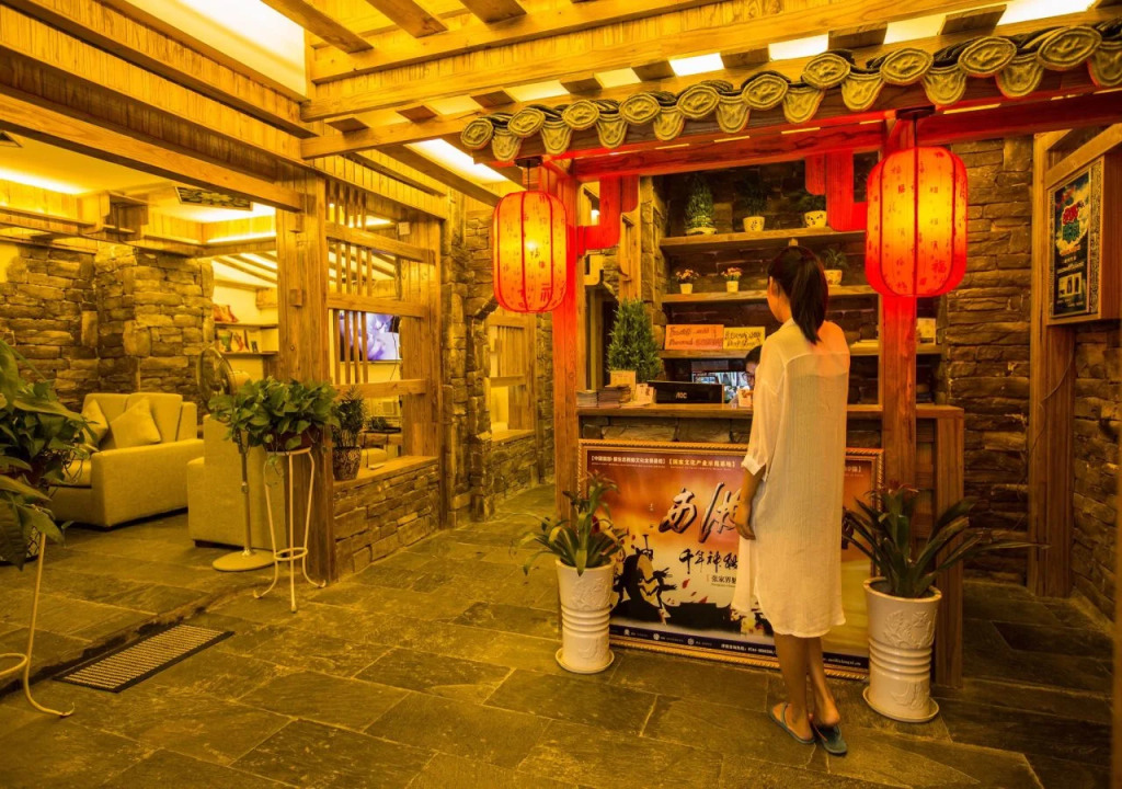Destination Youth Hostel-Walk 5 minutes to east entrance of national park,Coffee,Book tickets,Laundry service,Experienced tour guide service