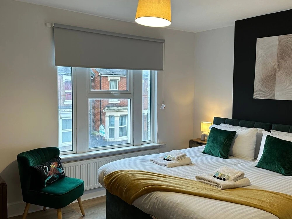 3 bed Chill Glouc With 3 Bedrooms and 1 Bathrooms