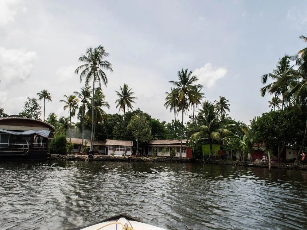 OYO 5237 Island Lake Resort