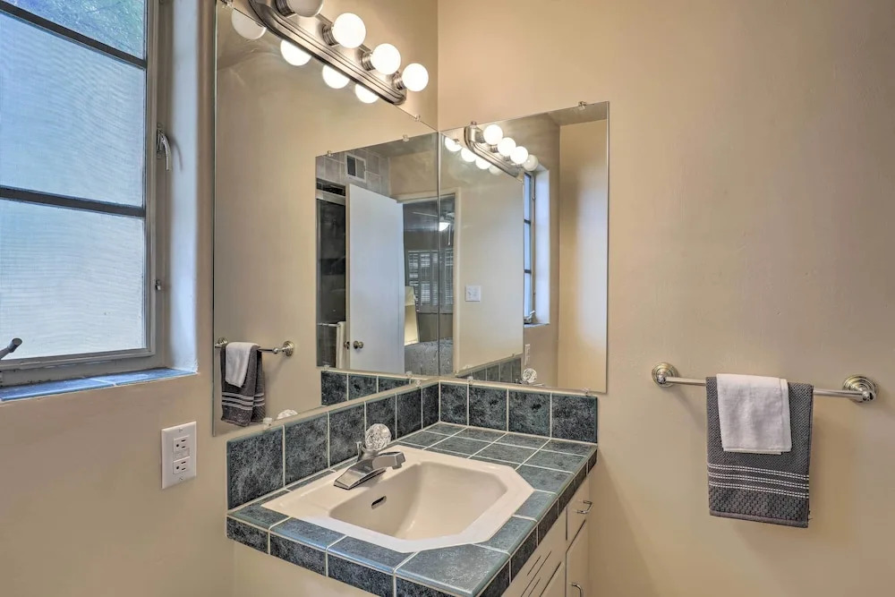 Pet-friendly Home, 4 Miles to U of A Campus