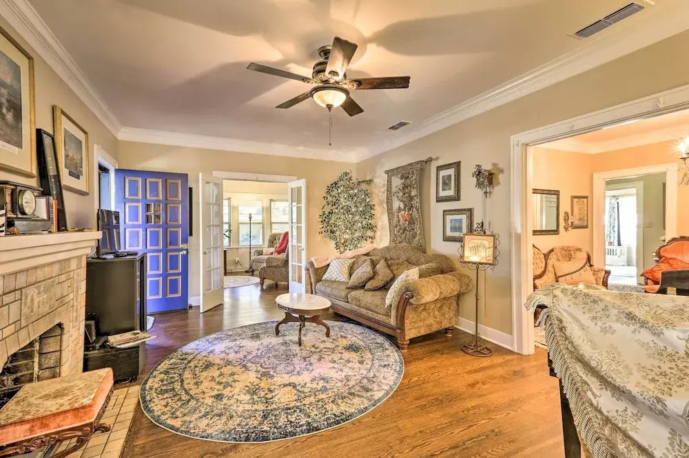 Walk to Midwestern State: Wichita Falls Cottage!
