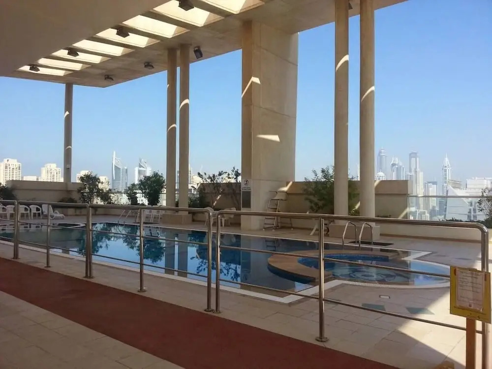 Whitesage - Lakefront Apartment Amidst Parks With Lake Access