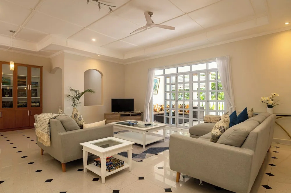 2 Bed Villa - Sleeps 4 - Pets - Pool - Garden