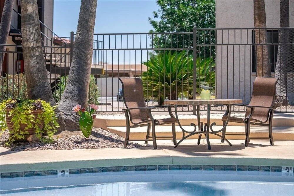 125 Fully Furnished 1BR Suite-Prime Location! by RedAwning