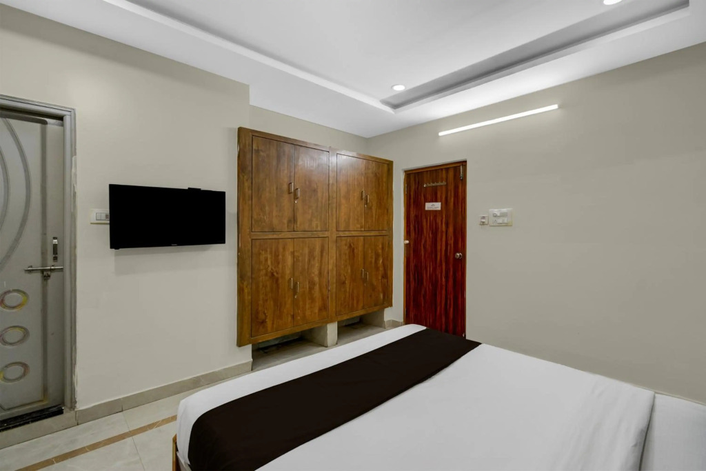 Super Townhouse Financial District Gachibowli Formerly Srinika Inn