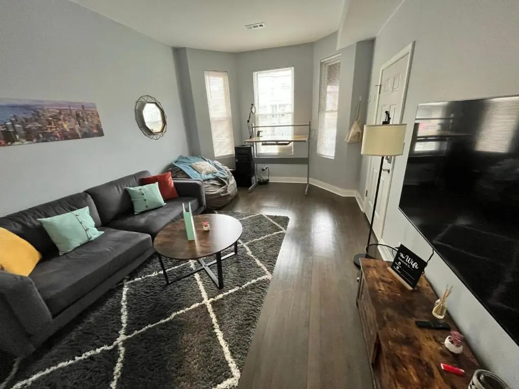 Lovely Logan Square 2-Bedroom in Chicago