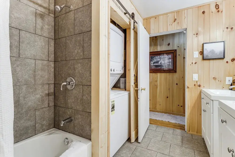 Creekside Home w/ Hot Tub, 3 Mi to Dtwn Gatlinburg
