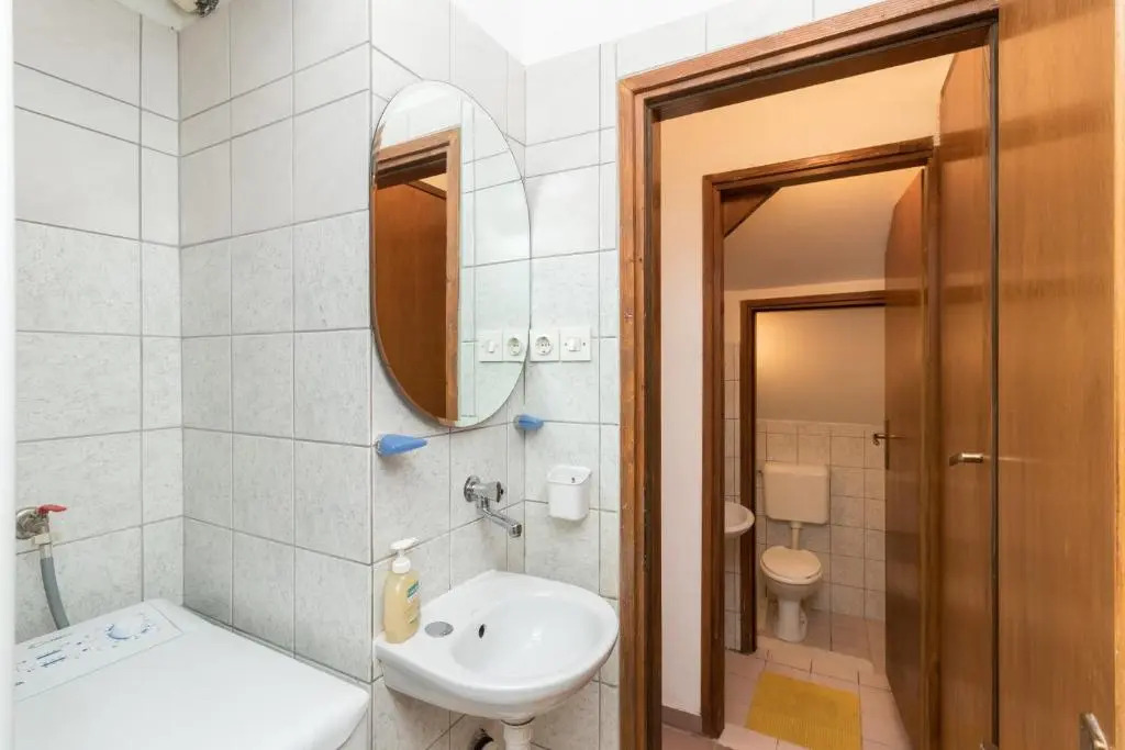 Rooms & Apartment Hegic with parking