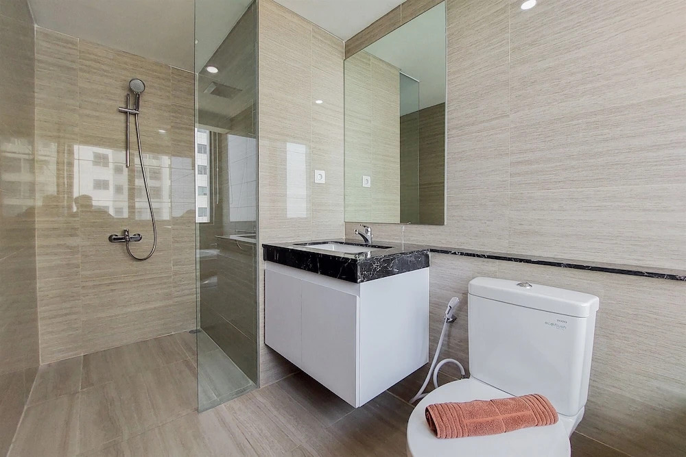 Spacious and Lavish 3BR at Hillcrest House Apartment By Travelio