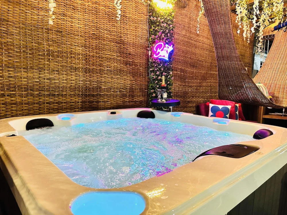 Luxury Escape w Infinity Pool & Hot Tub Bar