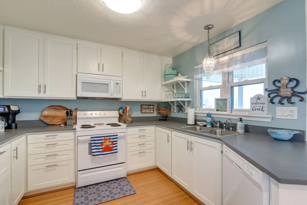 Pet-friendly Condo w/ Seasonal Pool in Galveston!