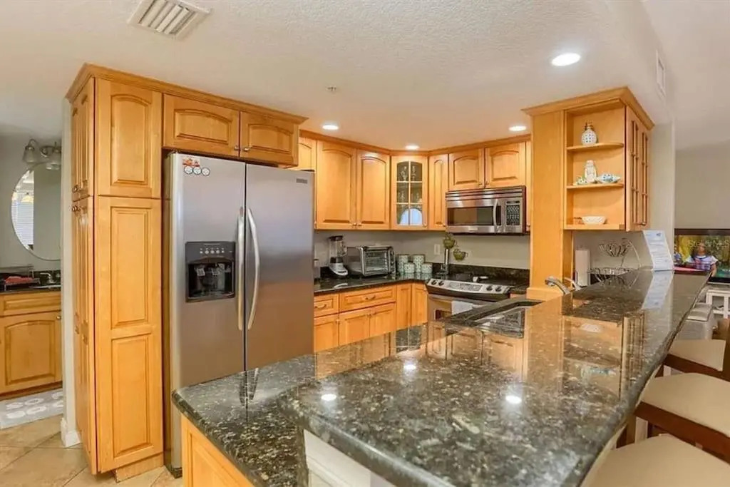NEW Beach Condo 5 min walk to the Beach Sleeps 9